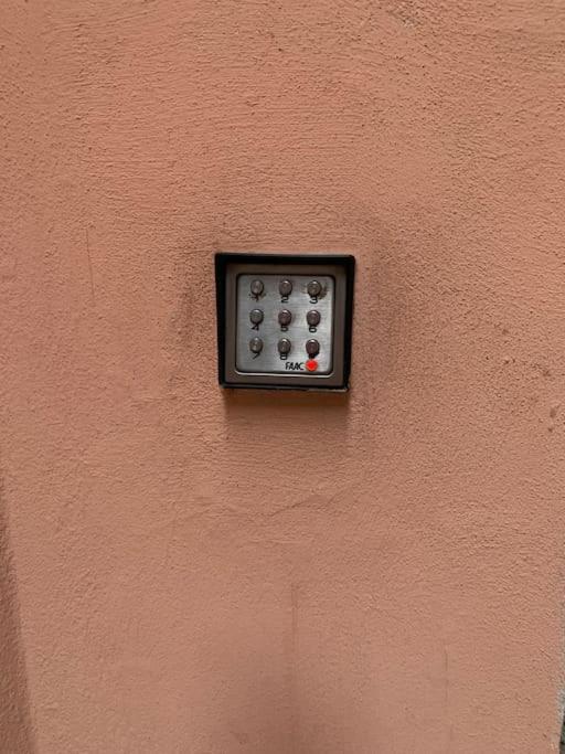 דירות Loft Moderno Ubicato Nel Centro Storico Di לוקה מראה חיצוני תמונה